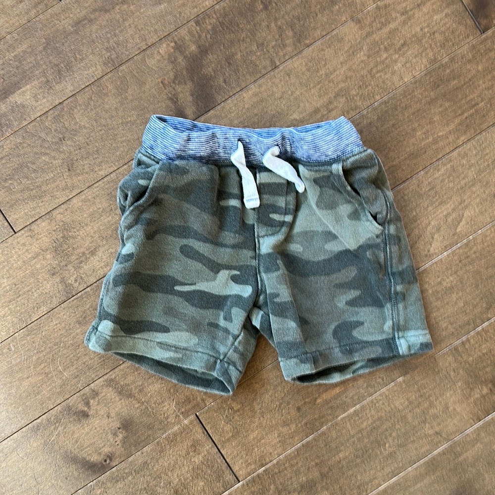 Kids camo sweat shorts. 3T. GUC.